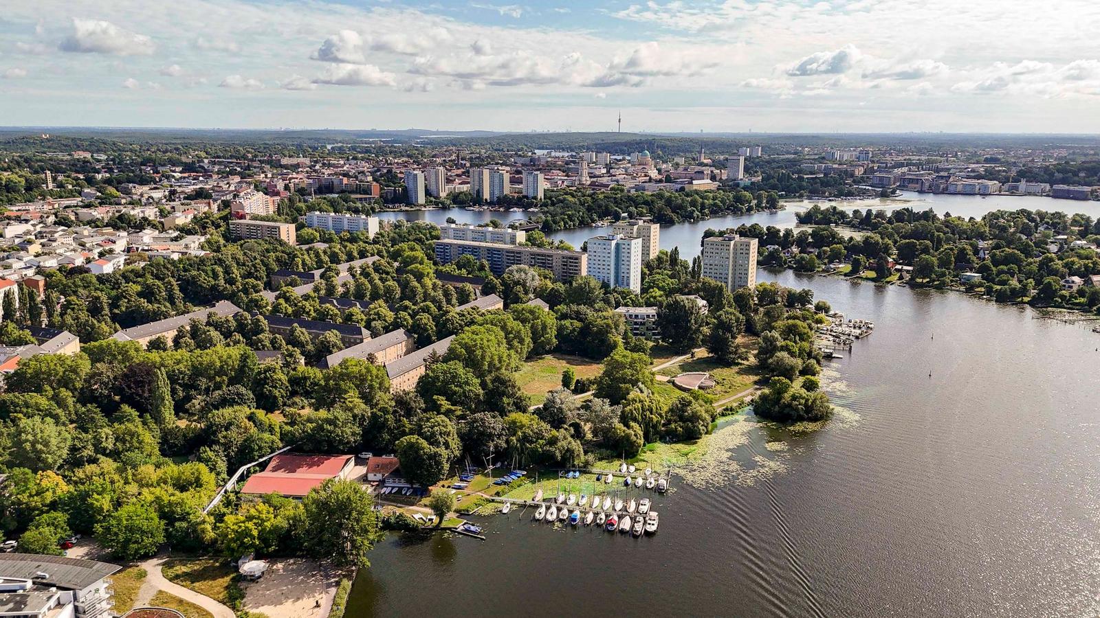 Luftbildaufnahme von Potsdam mit Havel und Skyline